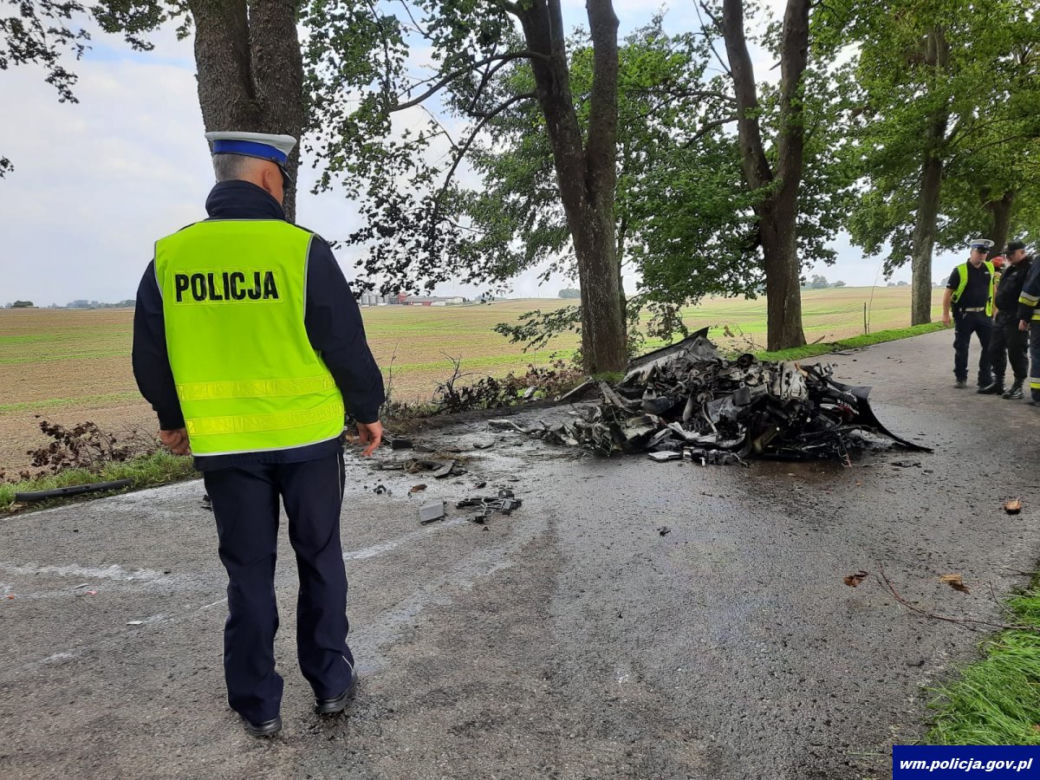 Tragiczny wypadek porsche w Olszewie. Auto spłonęło, dwaj biznesmeni nie żyją [ZDJĘCIA]
