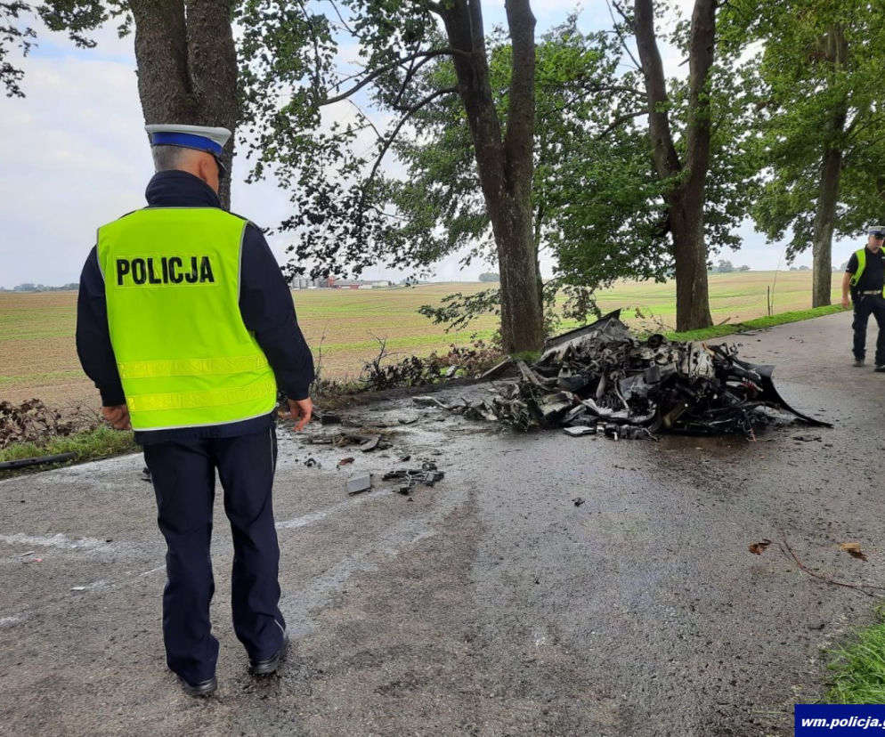 Tragiczny wypadek porsche w Olszewie. Auto spłonęło, dwaj biznesmeni nie żyją [ZDJĘCIA]