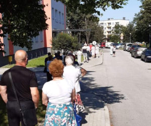 Kolejka do lokalu wyborczego w Kielcach
