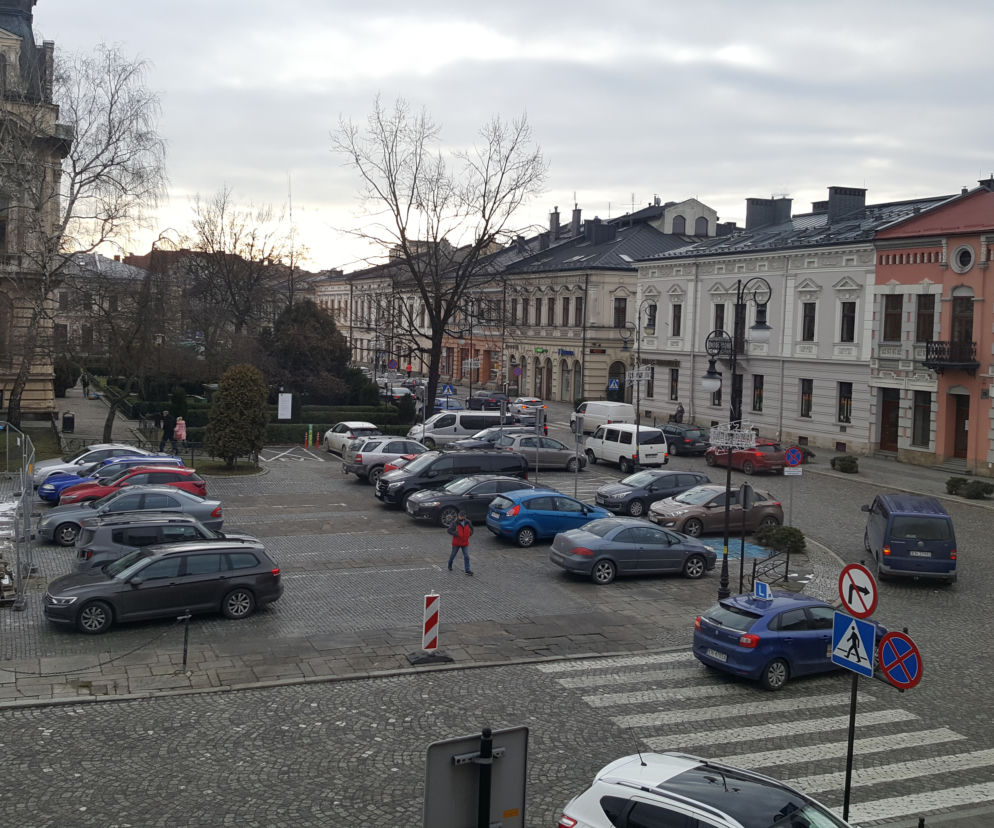 Kierowcy nadal parkują na rynku