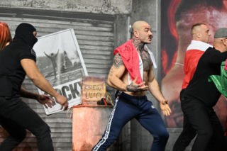 Awantura na GROMDA. Rzucili się w czterech na Polaków. Potężne dymy [GALERIA]