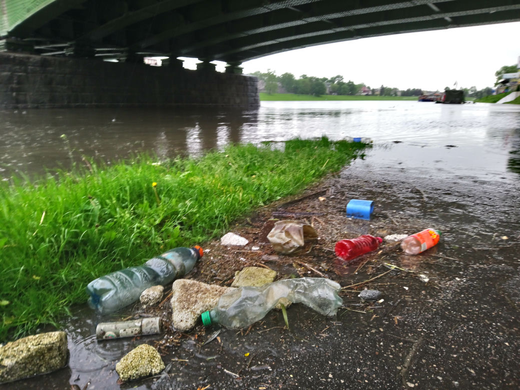 Ulewy w Krakowie 23.05.2019: Wylała Wisła, zalane są bulwary