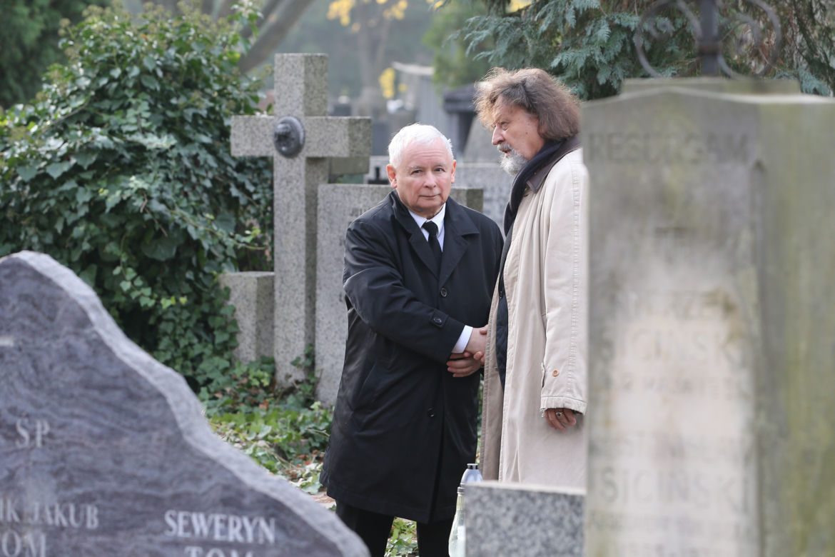 Jarosław Kaczyński na grobie swojej mamy Jadwigi Kaczyńskiej
