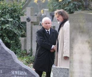 Jarosław Kaczyński na grobie swojej mamy Jadwigi Kaczyńskiej