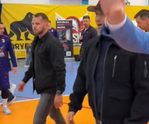 Niespodziewana wizyta Karola Nawrockiego na meczu! Szok, kto mu towarzyszył. Wideo niesie się po sieci!