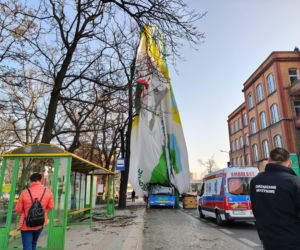 Szokujący wypadek! Balon uderzył w blok, jedna osoba nie żyje