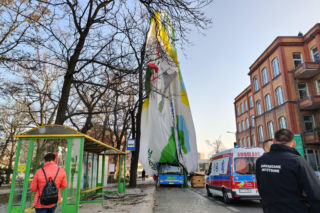 Balon runął na szkolny autobus. Tym pojazdem miały jechać dzieci 