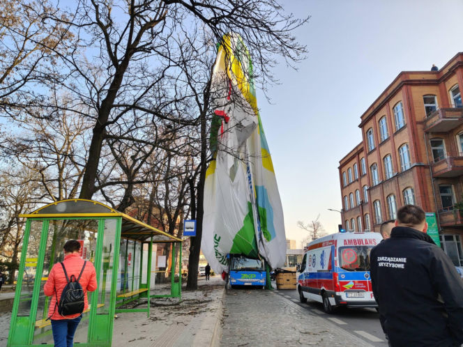 Szokujący wypadek! Balon uderzył w blok, jedna osoba nie żyje