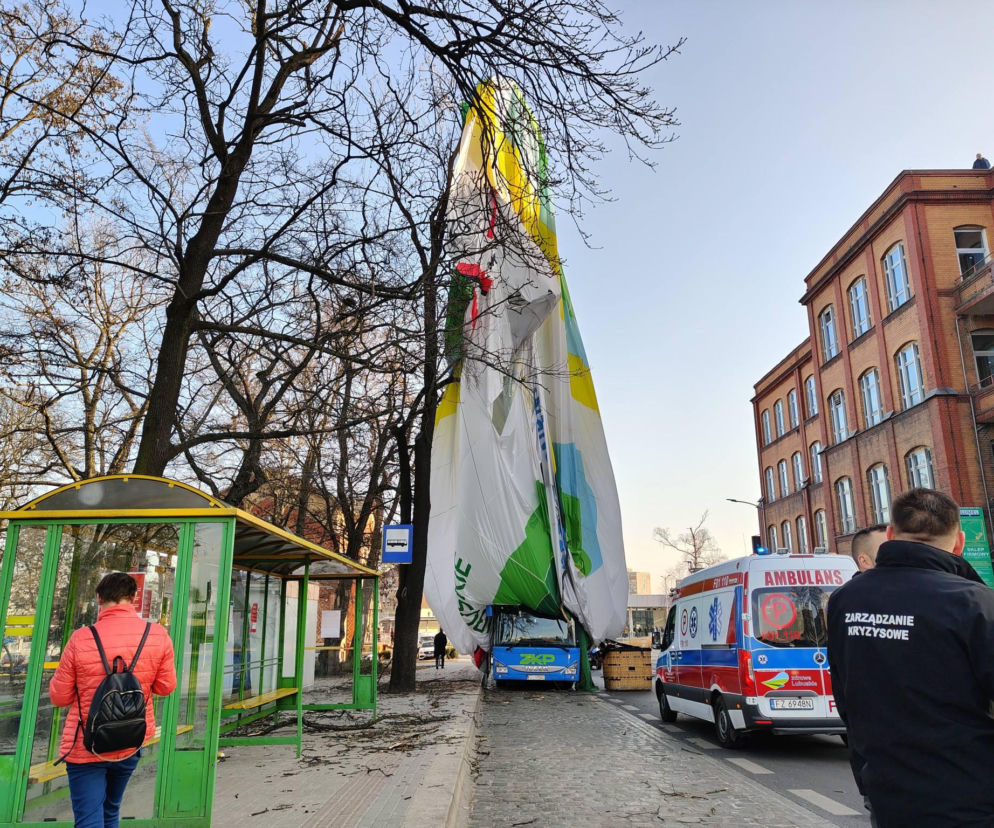 Balon runął na szkolny autobus. Tym pojazdem miały jechać dzieci
