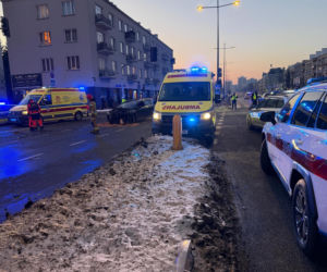 Śmigłowiec ratunkowy na placu Szembeka! Zderzenie samochodów, jeden z nich uderzył w kobietę i dziecko