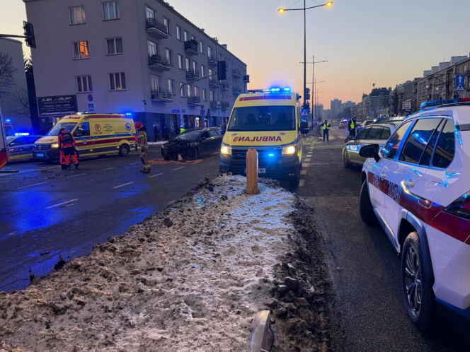 Śmigłowiec ratunkowy na placu Szembeka! Zderzenie samochodów, jeden z nich uderzył w kobietę i dziecko