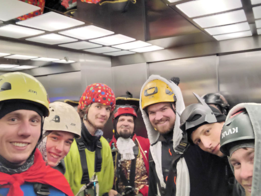 Alpiniści dla WOŚP w Krakowie. Superbohaterowie pojawili się w oknach małych pacjentów