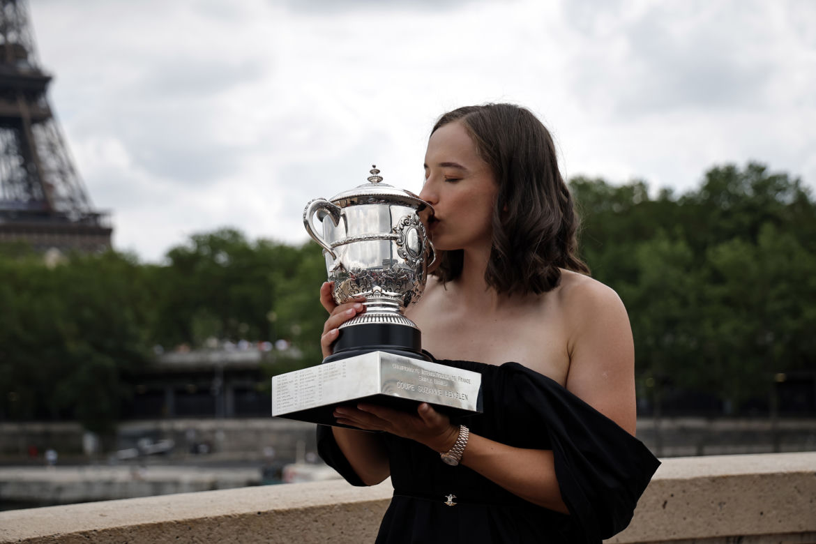 Iga Świątek z trofeum. Zobaczcie zdjęcia z niedzielnej sesji naszej tenisistki!