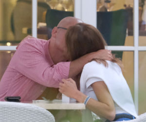 Michał Kamiński kupił żonie perfumy i zabrał na rower