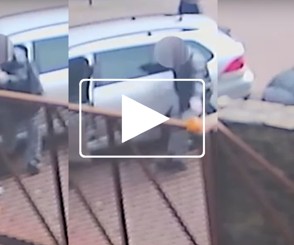 Sopot: Wytoczył się z auta i padł jak zabity. To wideo będzie hitem sieci
