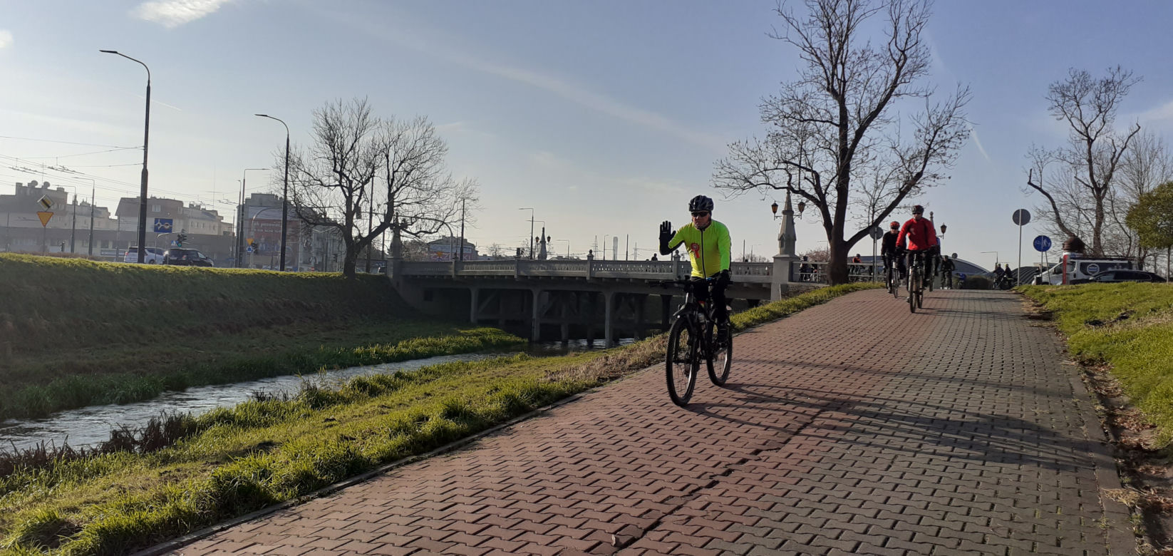 Lubelscy rowerzyści wyruszyli. Pokonają 103 kilometry w 103. rocznicę odzyskania niepodległości [GALERIA]