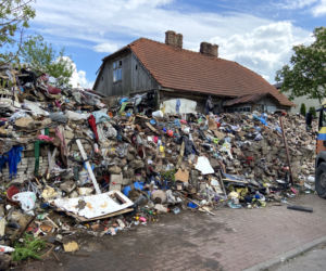 Wójt Piątnicy (woj. podlaskie) likwiduje niebezpieczne składowisko odpadów na prywatnej posesji