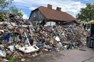 Piątnica.  Tylko trochę przywiozłem. Góra śmieci na posesji pana Bolesława. Zbierał je przez 30 lat [ZDJĘCIA, WIDEO]