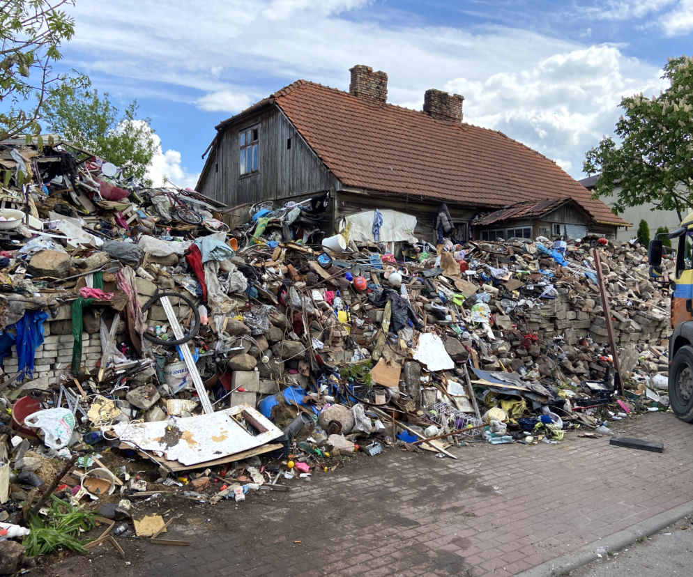 Wójt Piątnicy (woj. podlaskie) likwiduje niebezpieczne składowisko odpadów na prywatnej posesji