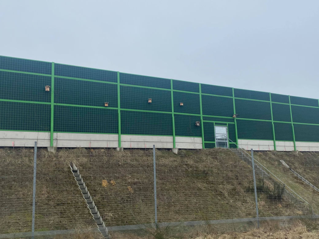 Zawiesił budki dla ptaków przy autostradzie