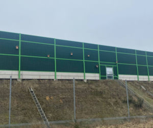 Zawiesił budki dla ptaków przy autostradzie