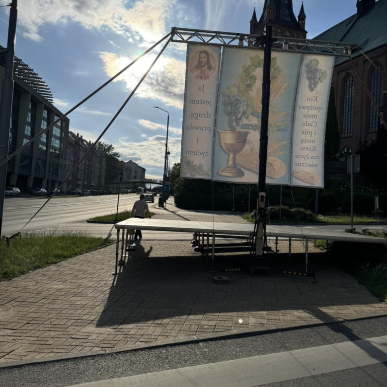 Niezła chryja podczas procesji Bożego Ciała! Radny wezwał policję. Poszło o ołtarz