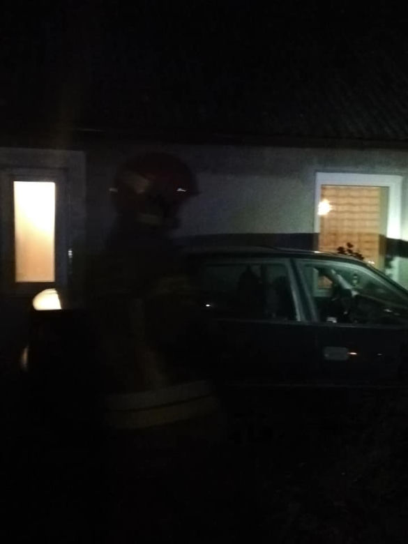 Płock. Zdemolował ogrodzenie i zatrzymał się tuż przed domem! Poszukuje go policja! [ZDJĘCIA]
