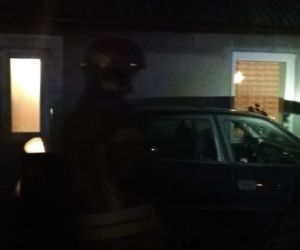 Płock. Zdemolował ogrodzenie i zatrzymał się tuż przed domem! Poszukuje go policja! [ZDJĘCIA]