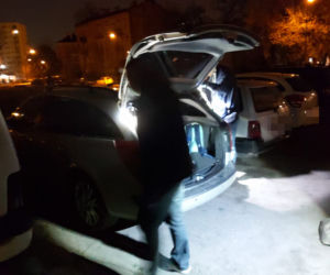 Mieszkali w Renault Lagunie i kradli na potęgę. Gruzini w rękach policji. Podczas zatrzymania nie mieli nawet butów
