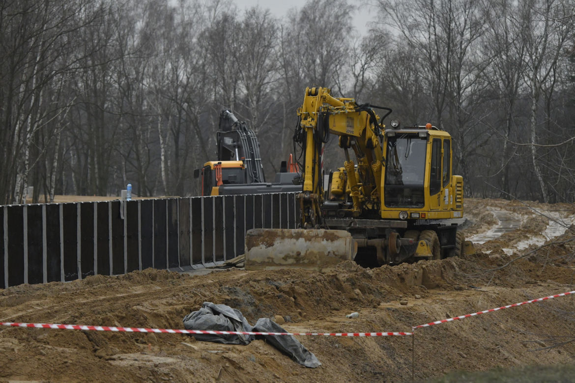 Kolejarze wznowili prace nad budową trasy do Zegrza. Dotarła brakująca geowłóknina