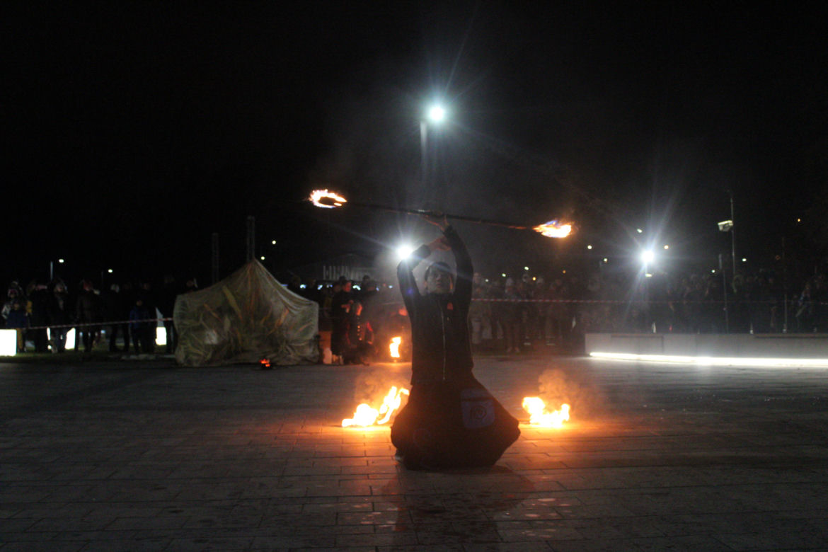 WOŚP 2023 w Krakowie: Fire Show w Nowej Hucie w wykonaniu grupy Spontan Fire