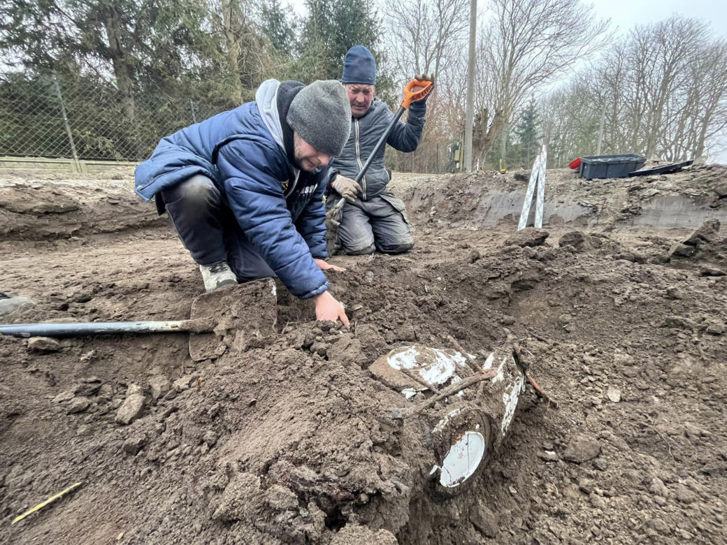 Budowali drogę, odkryli skarb! Niemcy ukryli te przedmioty prawie 80 lat temu