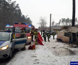 Śmiertelny wypadek w Lidzbarku. Bus uderzył w drzewo. Nie żyje młoda kobieta
