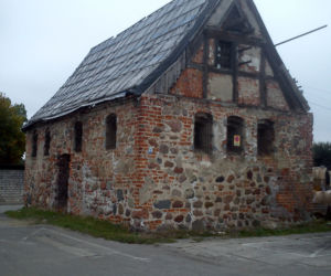 Zabytkowy kościółek na Świerczewie