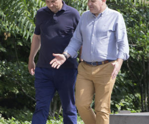 RADOWSŁAW SIKORSKI PŁACI W RESTAURACJI