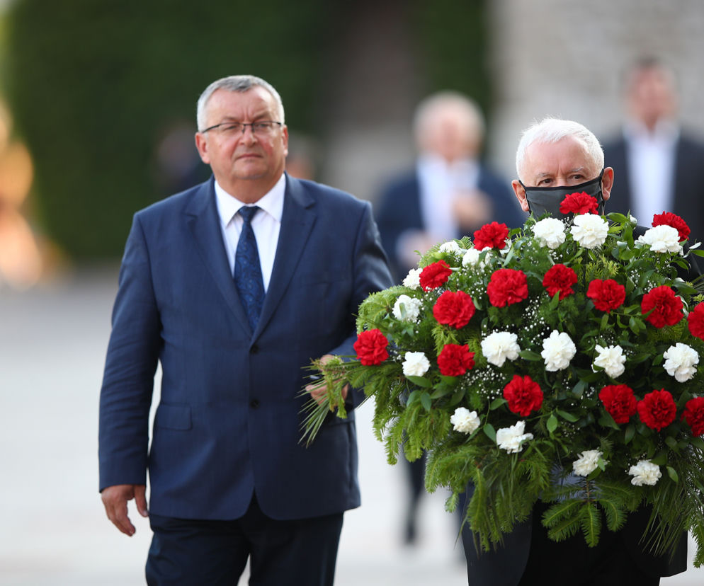 Prezes PiS na Wawelu z rodziną. Hołd Kaczyńskim oddali też Morawiecki i Szydło