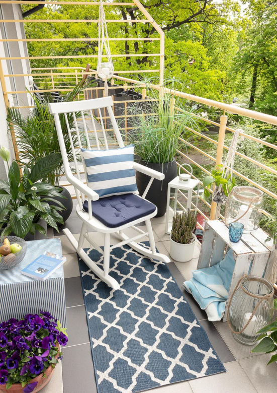 Mały balkon w bloku