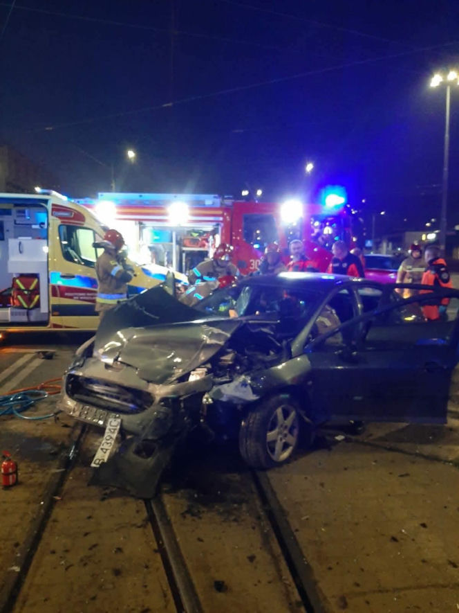 Dramatyczny wypadek we Wrocławiu. Strażacy wycinali rannych z aut! Ogromne utrudnienia