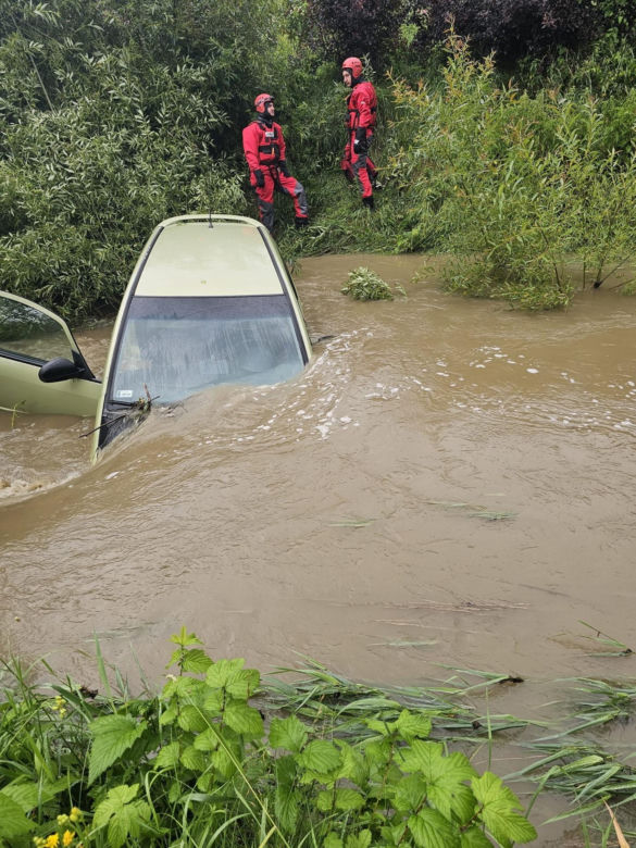 Samochód porwał nurt potoku. Tragiczna śmierć kierowcy 