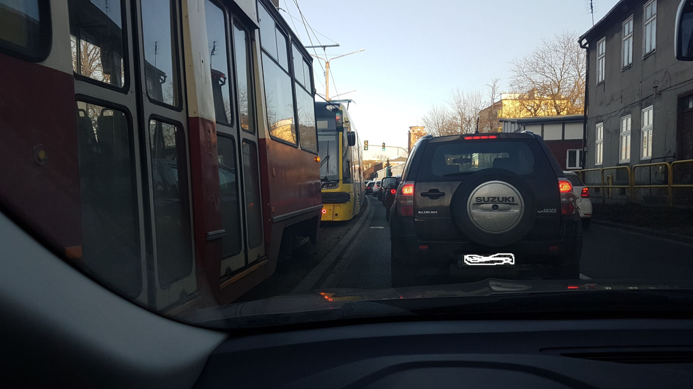 Kierowca BMW zderzył się z tramwajem! Poważne utrudnienia!