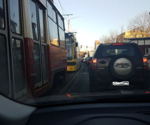 Kierowca BMW zderzył się z tramwajem! Poważne utrudnienia!