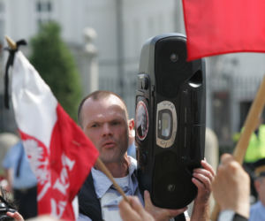 Wojna o krzyż: Krzyż zostaje pod Pałacem Prezydenckim