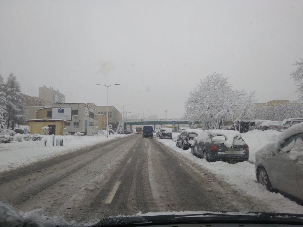 FATALNE warunki na drogach Rzeszowa. Śnieżny ARMAGEDON! [ZDJĘCIA]