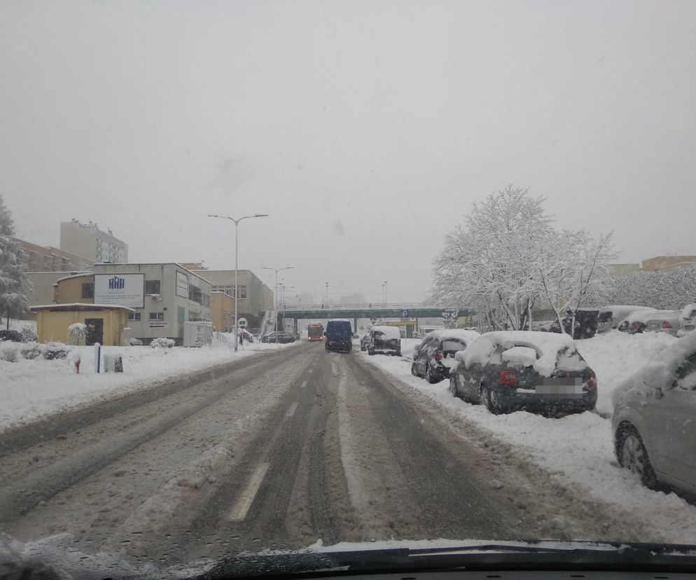 FATALNE warunki na drogach Rzeszowa. Śnieżny ARMAGEDON! [ZDJĘCIA]