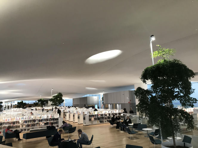Tak wygląda biblioteka przyszłości. Roboty, 100 tysięcy książek i niezwykła architektura w sercu Europejskiej stolicy