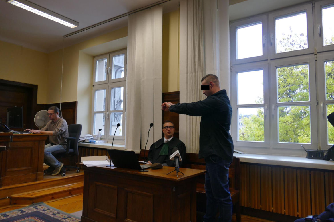 Wypchnął Olę z okna, bo nie chciała do niego wrócić. Drzewa uratowały jej życie