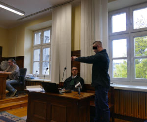 Wypchnął Olę z okna, bo nie chciała do niego wrócić. Drzewa uratowały jej życie