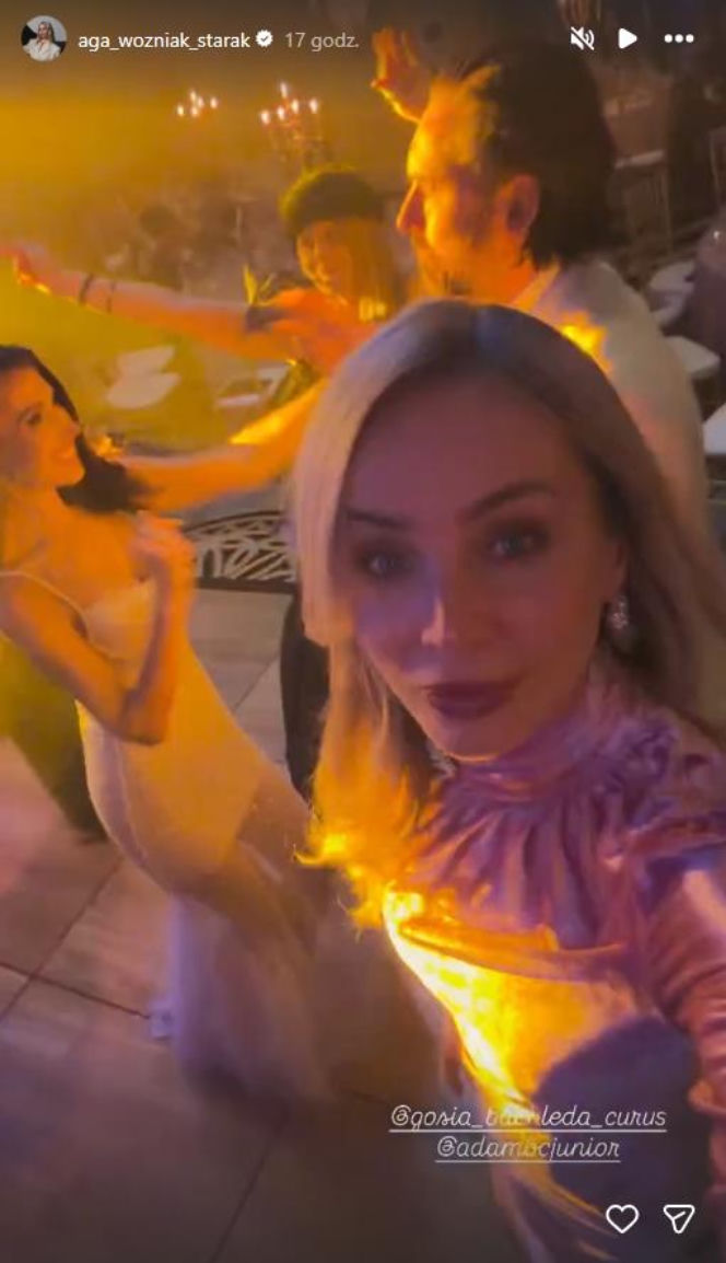 Tak różowiutka Woźniak-Starak weszła w Nowy Rok. Ale błyszczała z telefonem w dłoni!