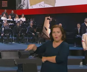 Tłumaczki języka migowego na koncercie w rocznicę Powstania Warszawskiego