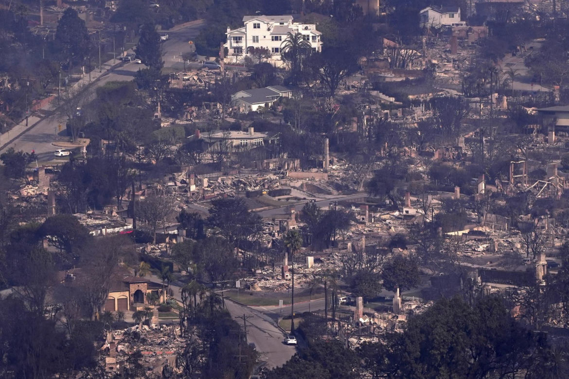 Wstrząsające zdjęcia z Los Angeles. Połacie spalonych domów